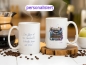 Preview: Zwei weiße Keramiktassen mit personalisiertem Schreibmaschinen-Design. Eine Tasse zeigt eine detaillierte Vintage-Schreibmaschine im Aquarellstil mit floralen Elementen und einem individuellen Namen. Die andere Tasse trägt das inspirierende Zitat „Das Leb